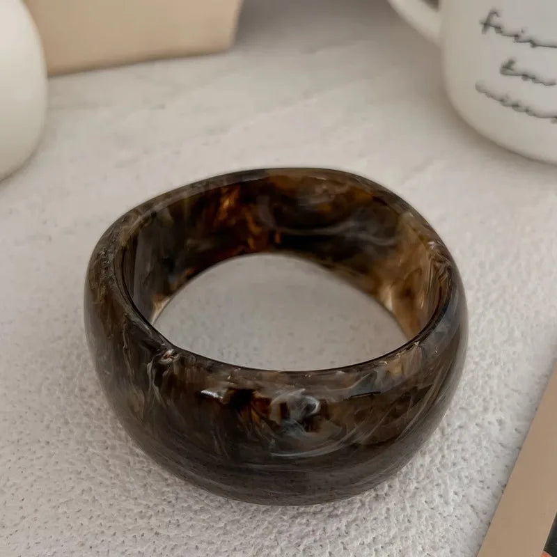 Wide Geometric Smuding Acrylic Bangles for Women Europe and America Vintage Resin Cuff Bracelets Chunky Wristband Hand Accessory