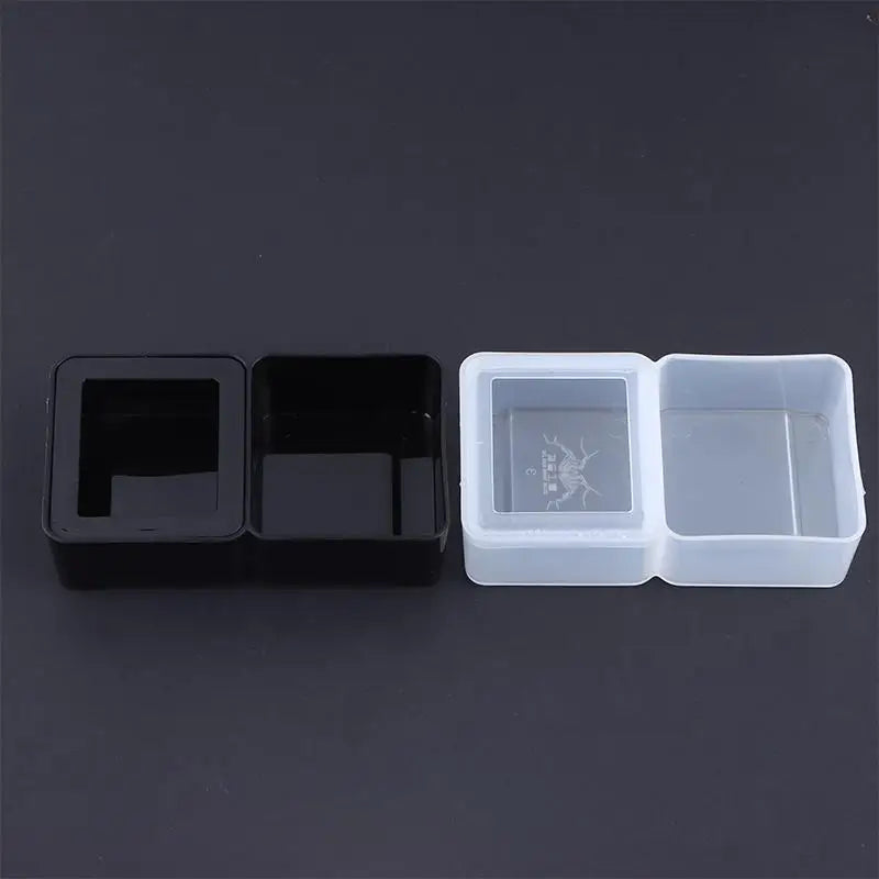 (.) Black/White Plastic Breeding Feeders Box Anti-escape Reptile Snake Feeding Bowl Double Box 2 In 1 Worm Dish