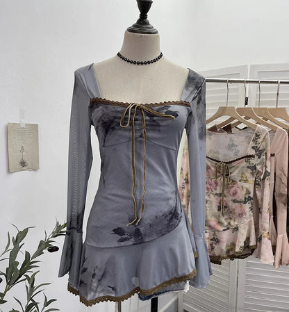 Women‘s Retro Chic French Square Neck Lace-Up Bell Long Sleeve Top Personalized Smudged Print Irregular Hem Sweety Shirt 9980