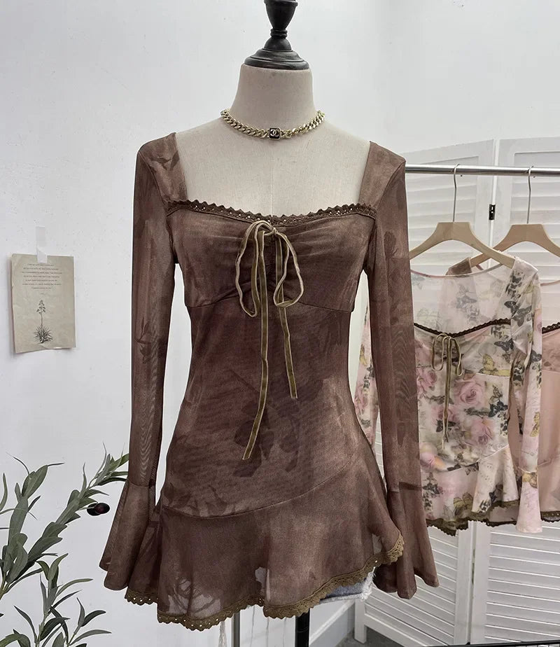 Women‘s Retro Chic French Square Neck Lace-Up Bell Long Sleeve Top Personalized Smudged Print Irregular Hem Sweety Shirt 9980
