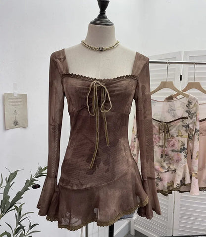 Women‘s Retro Chic French Square Neck Lace-Up Bell Long Sleeve Top Personalized Smudged Print Irregular Hem Sweety Shirt 9980
