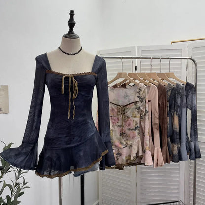 Women‘s Retro Chic French Square Neck Lace-Up Bell Long Sleeve Top Personalized Smudged Print Irregular Hem Sweety Shirt 9980