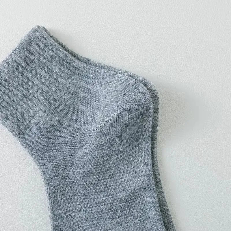 10 Pairs Men‘s Solid Color Mid-Calf Socks Breathable Comfort Sports Casual Work Socks White Black All Seasons EU 37-44 US 6-12