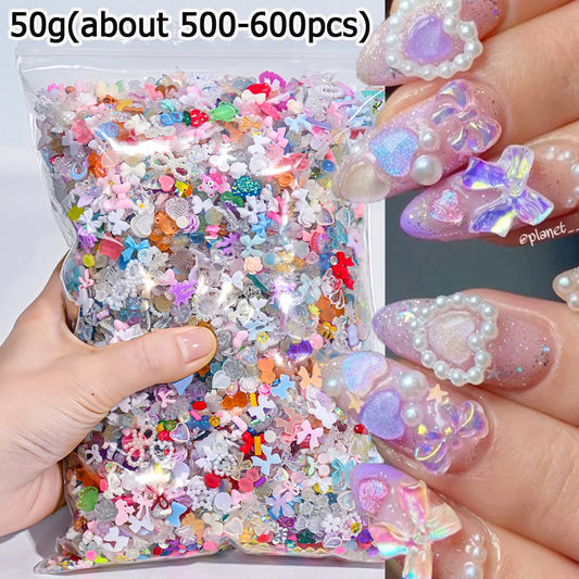 50 g (500–600 vnt.) didelio kiekio 3D mišrios spalvingos dervos „Aurora“ lankelių gėlės, drugelių nagų pakabukai, širdelės / mėnulio plokščiadugniai nagų dekoravimo reikmenys
