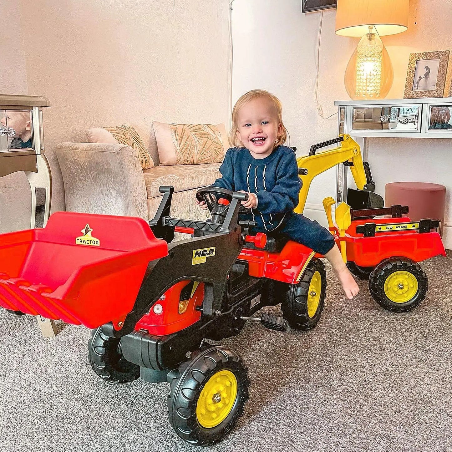 Pedal tractor with detachable pendant & adjustable excavator shovel for children from 3 years old, 35kg red