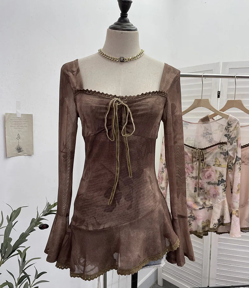 Women‘s Retro Chic French Square Neck Lace-Up Bell Long Sleeve Top Personalized Smudged Print Irregular Hem Sweety Shirt 9980