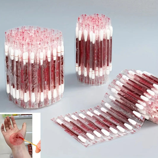 50/100 vnt. vienkartinių medicininių alkoholio lazdelių, dezinfekuojančių jodo vatos tamponėlių, skirtų sužeistoms vietoms valyti, pirmosios pagalbos reikmenys