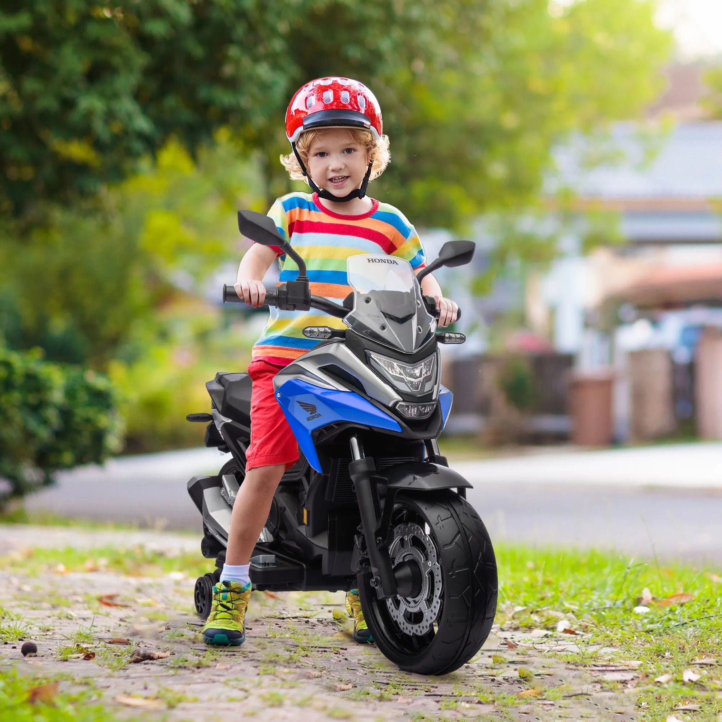 The electric motorcycle for children is equipped with two engines. Children aged 3 to 6 years can drive the motorbike with music and head. The size is 107x46x75cm and the load is 30kg.