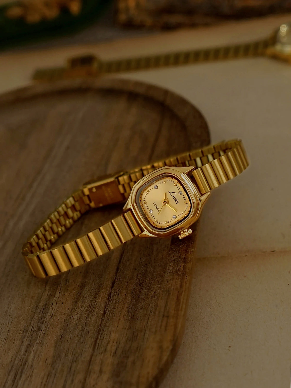 1. New French-Style Retro Exquisite Gold Square Small Dial Women's Watch, Fashionable, Simple, Luxurious, Elegant, Compact, Waterproof, with Stainless Steel Strap, Classic Women's Quartz Watch Suitable for Daily Wear, Dinner