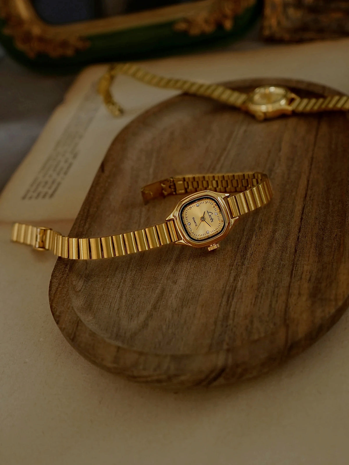 1. New French-Style Retro Exquisite Gold Square Small Dial Women's Watch, Fashionable, Simple, Luxurious, Elegant, Compact, Waterproof, with Stainless Steel Strap, Classic Women's Quartz Watch Suitable for Daily Wear, Dinner