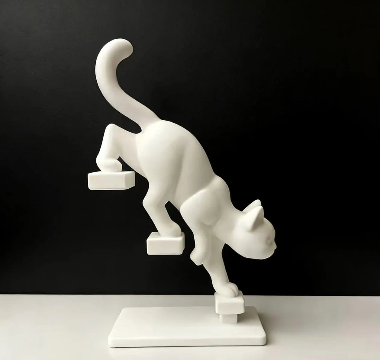 Modern White Leaping Cat Sculpture Geometric Minimalist Home Decor Living Room Desk Ornament Ideal Gift for Cat Lovers