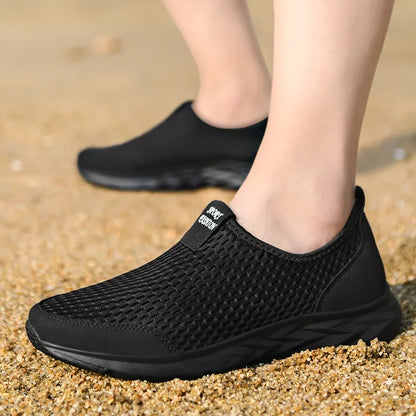 Men's and Women's Casual Breathable Walking Couple Shoes, Outdoor Soft, Lightweight, Fashionable Sports Shoes 2024 New Model