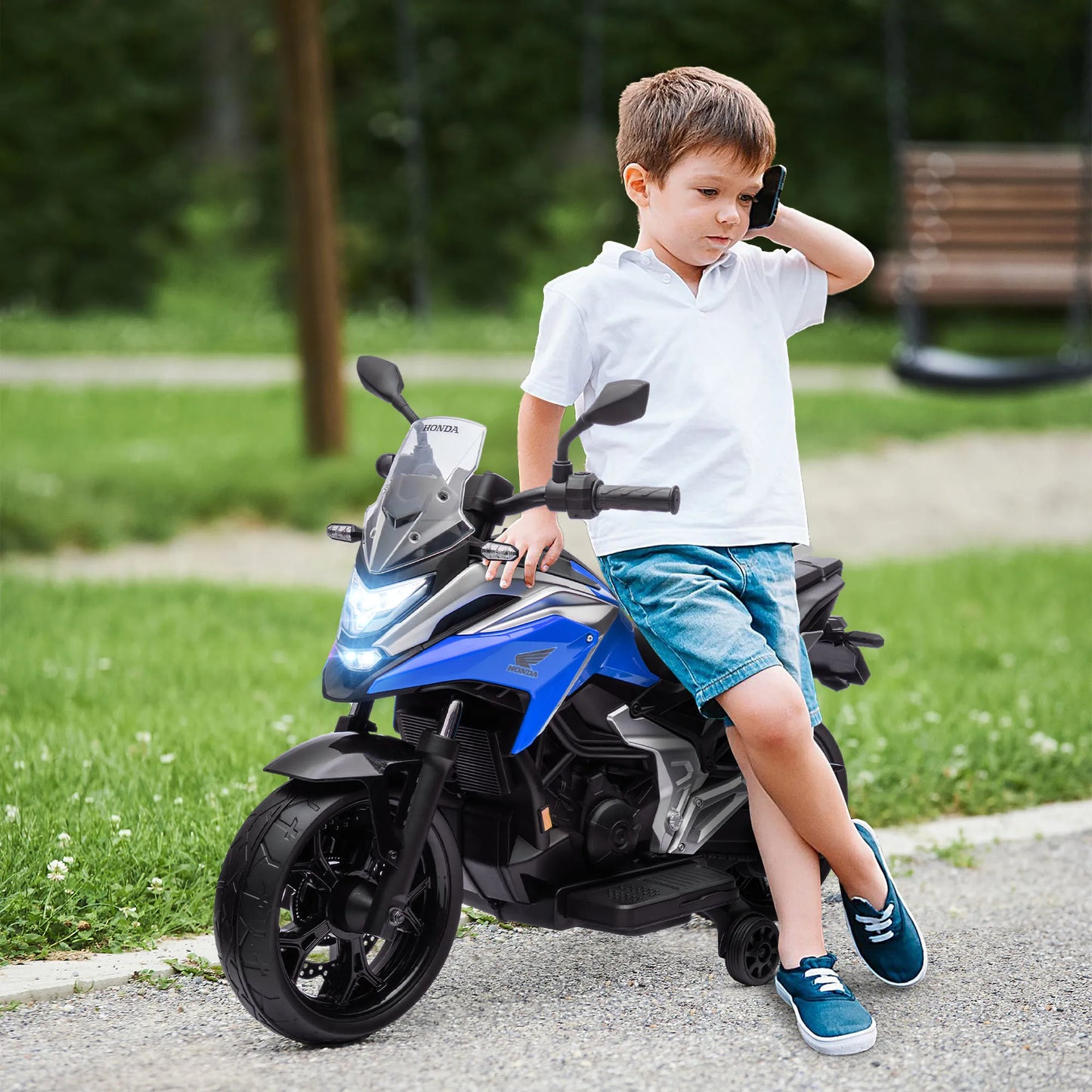 The electric motorcycle for children is equipped with two engines. Children aged 3 to 6 years can drive the motorbike with music and head. The size is 107x46x75cm and the load is 30kg.