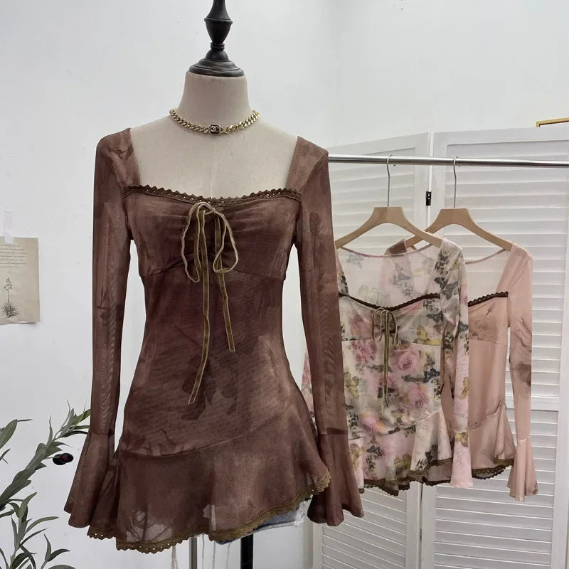 Women‘s Retro Chic French Square Neck Lace-Up Bell Long Sleeve Top Personalized Smudged Print Irregular Hem Sweety Shirt 9980