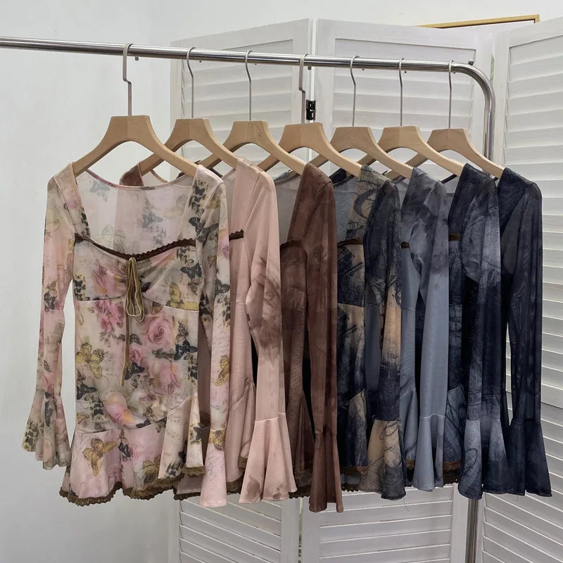 Women‘s Retro Chic French Square Neck Lace-Up Bell Long Sleeve Top Personalized Smudged Print Irregular Hem Sweety Shirt 9980