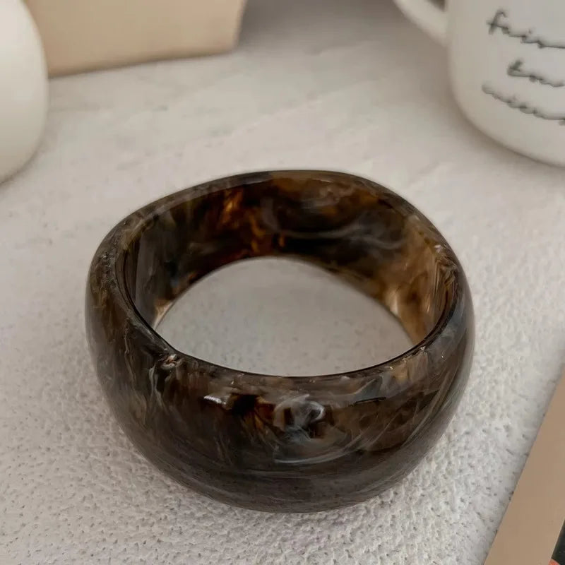 Wide Geometric Smuding Acrylic Bangles for Women Europe and America Vintage Resin Cuff Bracelets Chunky Wristband Hand Accessory