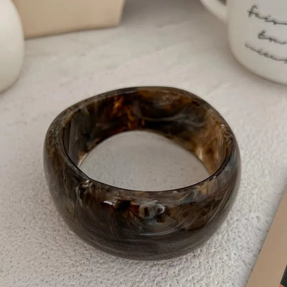 Wide Geometric Smuding Acrylic Bangles for Women Europe and America Vintage Resin Cuff Bracelets Chunky Wristband Hand Accessory