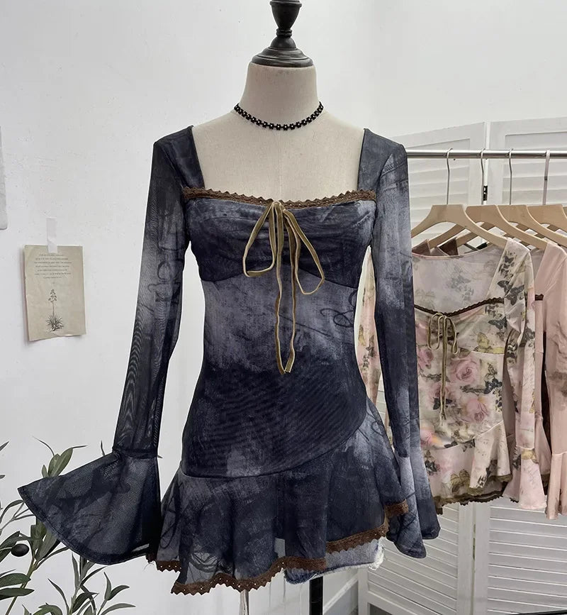 Women‘s Retro Chic French Square Neck Lace-Up Bell Long Sleeve Top Personalized Smudged Print Irregular Hem Sweety Shirt 9980