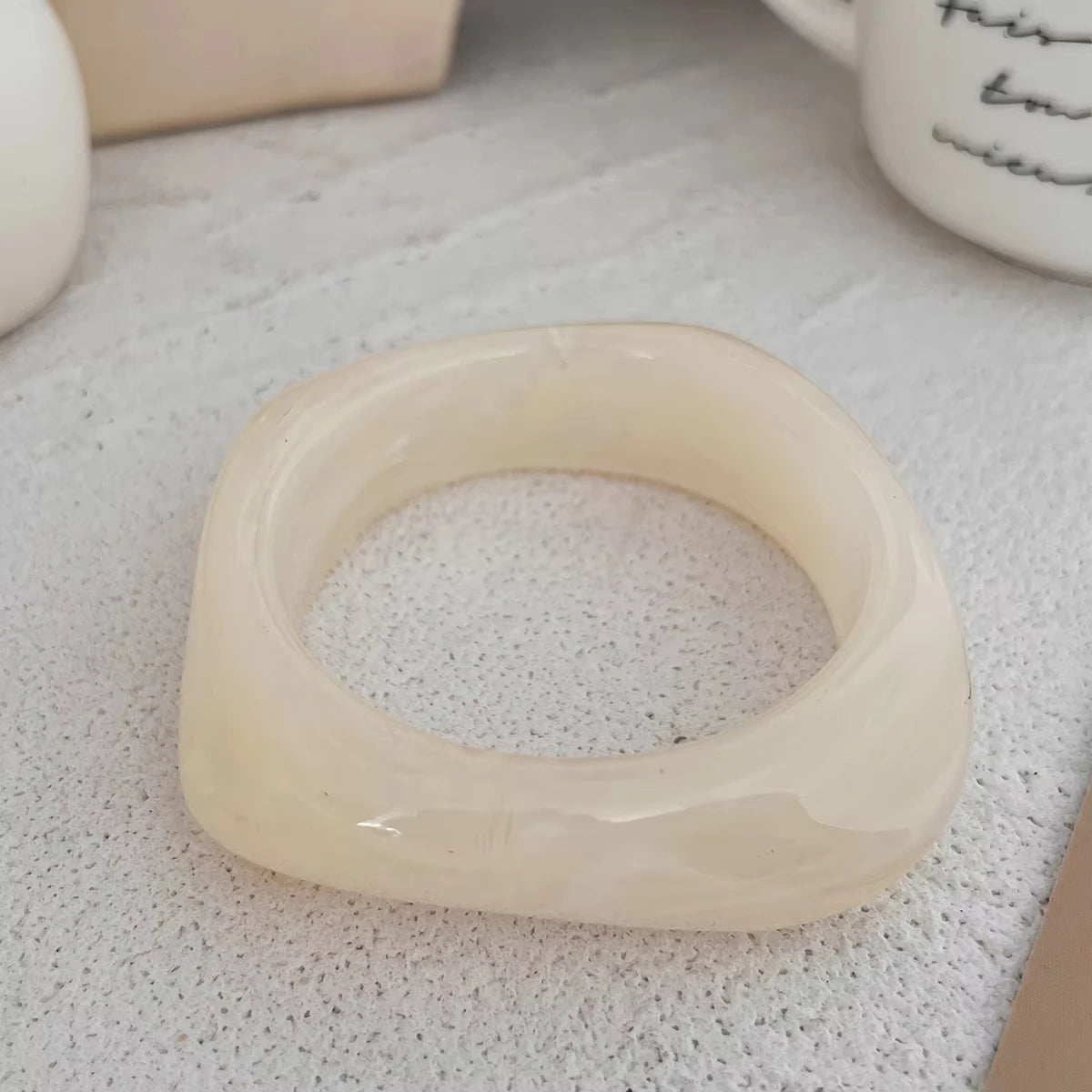 Wide Geometric Smuding Acrylic Bangles for Women Europe and America Vintage Resin Cuff Bracelets Chunky Wristband Hand Accessory