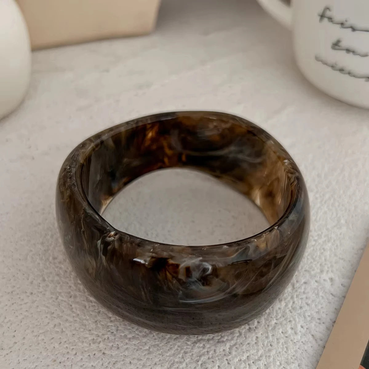 Wide Geometric Smuding Acrylic Bangles for Women Europe and America Vintage Resin Cuff Bracelets Chunky Wristband Hand Accessory