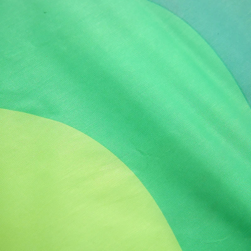 Adult-sized large delta-wing kite. Easy to fly. Extra-large delta-wing kite, equipped with a 6-meter long tail.