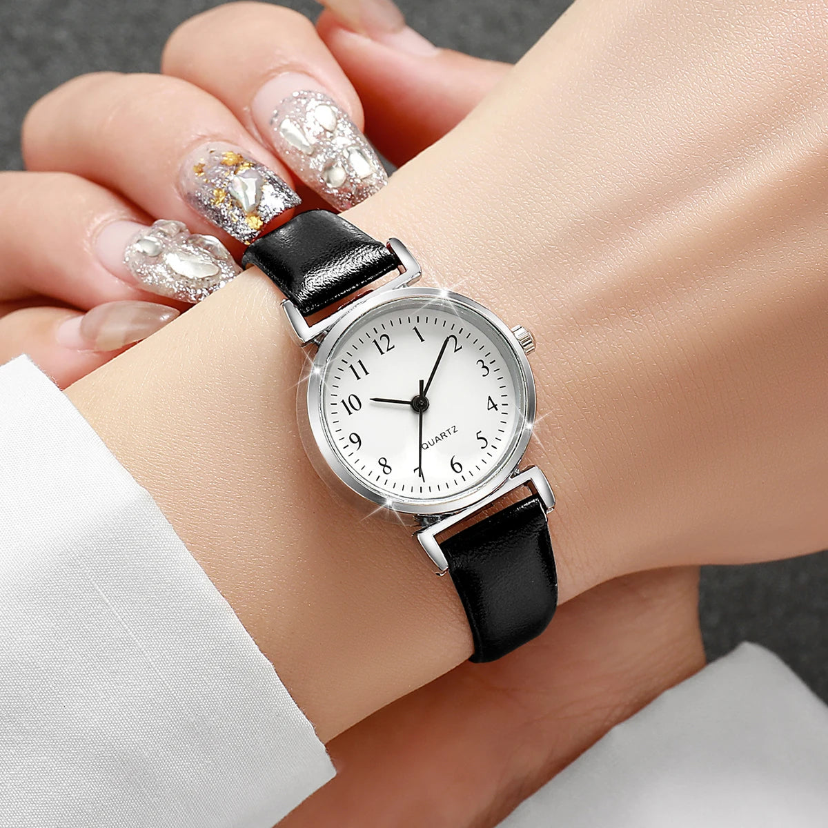 Fashion Small Dial Women Watches Simple Leather Band Analog Quartz Wristwatch for Ladies Clock Reloj Mujer（Without Box）