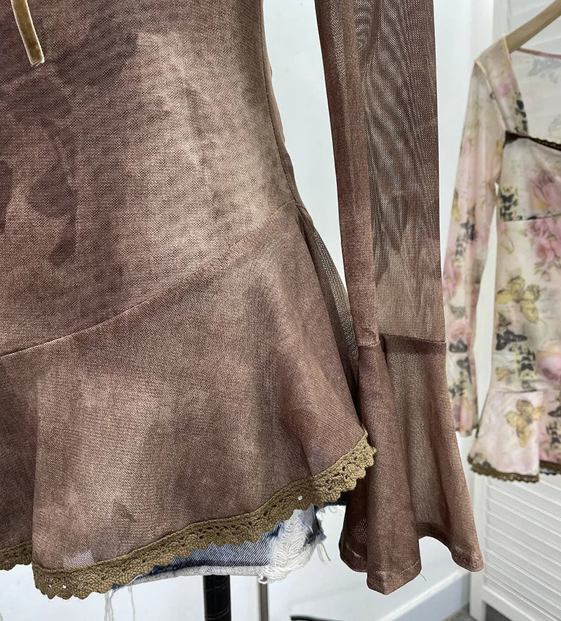 Women‘s Retro Chic French Square Neck Lace-Up Bell Long Sleeve Top Personalized Smudged Print Irregular Hem Sweety Shirt 9980