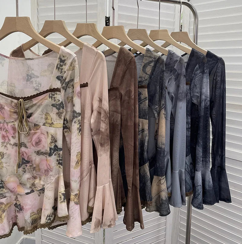 Women‘s Retro Chic French Square Neck Lace-Up Bell Long Sleeve Top Personalized Smudged Print Irregular Hem Sweety Shirt 9980